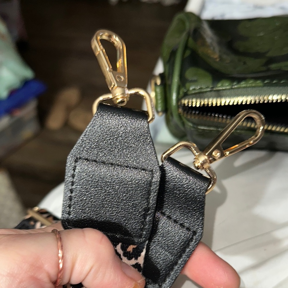 Vintage-Inspired Green Cosmetic Bag with Embossed Design new with 2 guitar strap - Picture 12 of 14